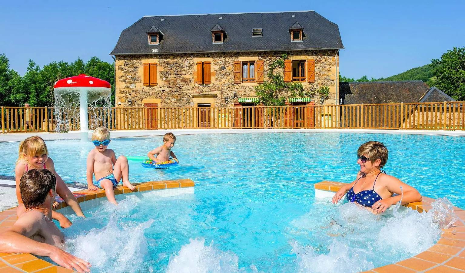 Chalet Eco 3 pièces 4 adultes + 1 enfant in Saint-Geniez-d'Olt-et-d'Aubrac, Parc naturel régional de l'Aubrac