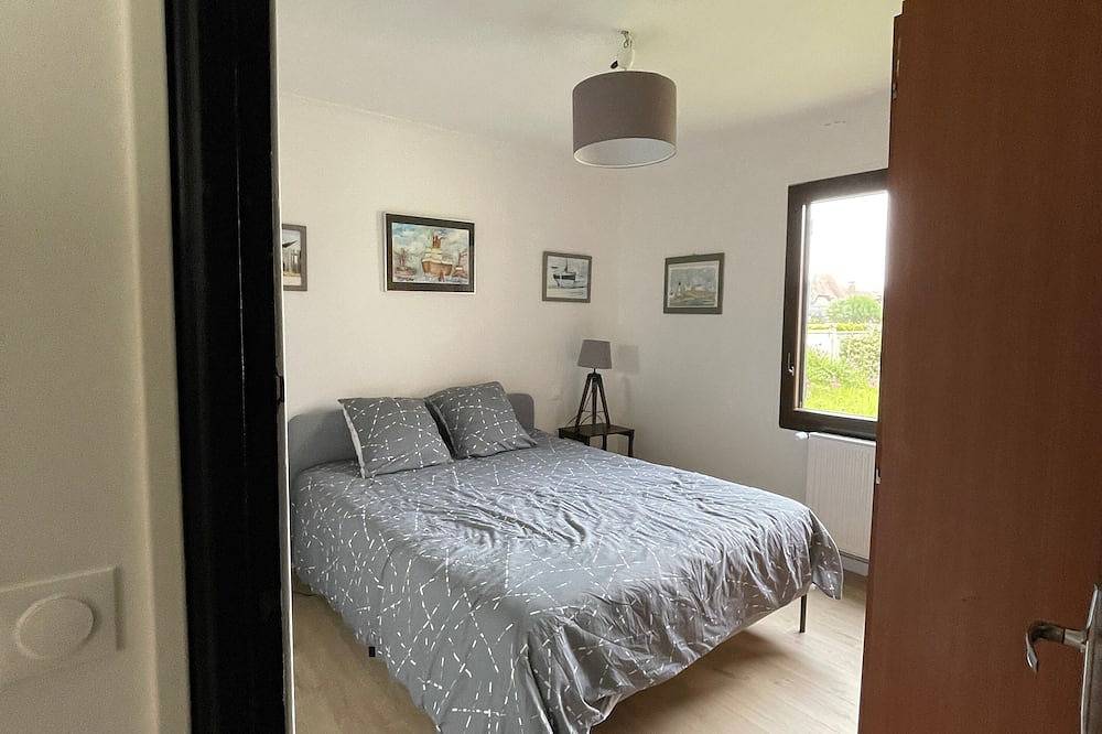 Maison entièrement rénovée située à 50 mètres de la mer jardin 4 chambres 2 Sdb. in Hermanville-sur-Mer, Région de Caen