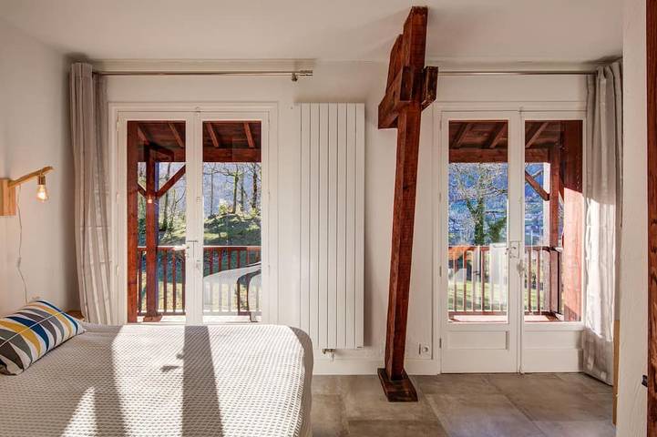Maison d'architecte sans vis à vis en vallée d'Ossau, parc 7000m2, spa en option in Béost, Béarn