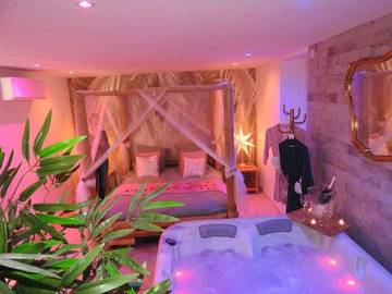 Cottage pour 2 personnes, avec jacuzzi ainsi que jardin et sauna à Parsac
