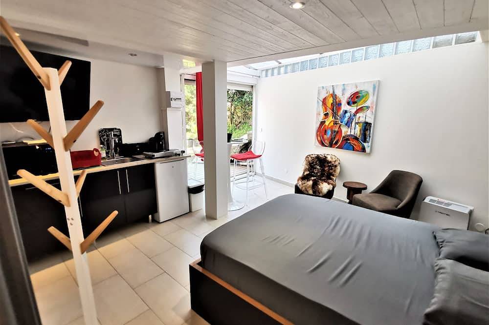 Ganze Wohnung, L'Océanite Studio 21m2   Sea view at the end of the Terrace Air conditioned in Hyeres, Parc national Port-Cros