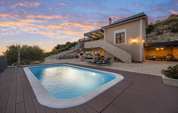 Gemütliche 150 m² große Ferienwohnung mit Pool, Terrasse und WLAN, 1 km von der Küste entfernt in Sibenik, Šibenik-Knin