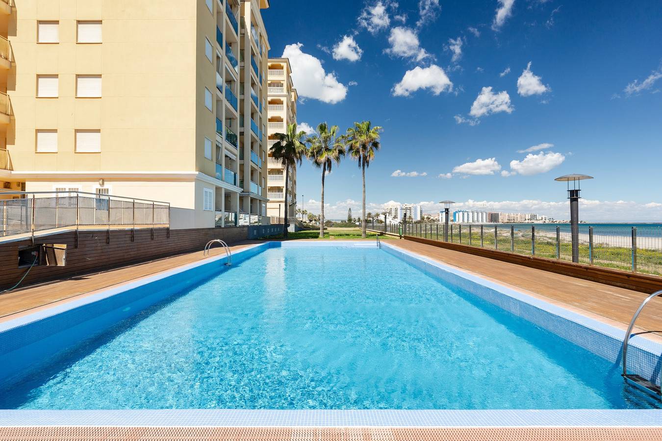 Apartamento entero, Apartamento 'Dos Mares - 106' con vistas al mar, Wi-Fi y aire acondicionado in Tomas Maestre Marina (La Manga), San Javier
