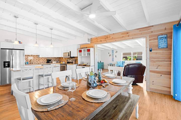 Vacation rental for 8 people, with pool and yard, kid friendly in Key Colony Beach