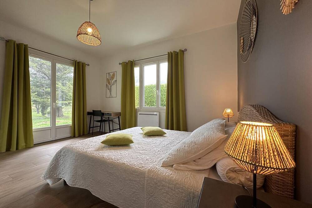 Maison contemporaine avec jardin au calme, proche centre village in Broût-Vernet, Région de Vichy
