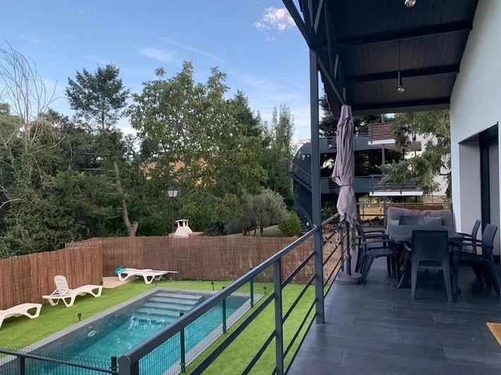 Chalet für 6 Personen, mit Garten und Pool sowie Ausblick - 1