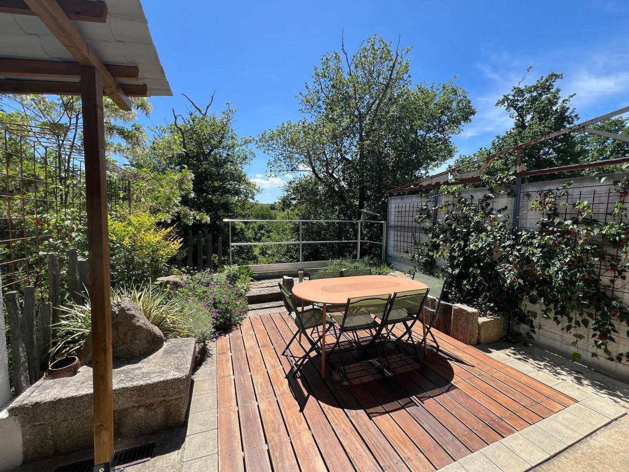 Entire apartment, Apartment 'Les Iris - Cozy House', near Puy du Fou, Clisson & Nantais Vineyards in Montfaucon-Montigné, Cholet region