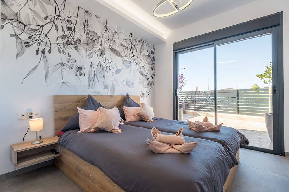Villa 'Exclusive Modern' con vistas al lago, Wi-Fi y aire acondicionado in La Herrada, Los Montesinos