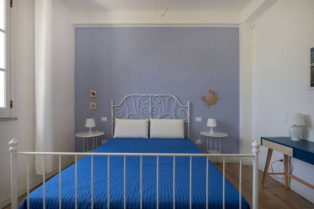 Appartement entier, This cozy apartment, perfect for two people, is located in a shared villa but has its own private access. It features a shared garden and a large furnished patio for exclusive use. The accommodation is located in Marina di Pulsano, a well-served seaside in Pulsano, Golfe de Tarente
