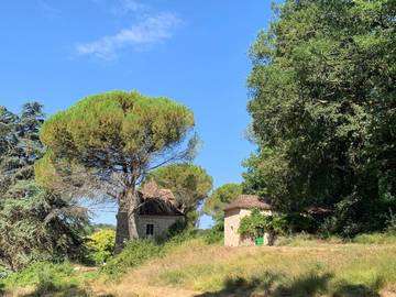 Gîte pour 4 personnes, avec piscine ainsi que vue et jardin à Monsac