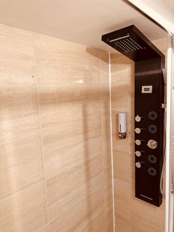 Appartement de vacances entier, Double Room with Private Bathroom in Ballancourt-sur-Essonne, Essonne
