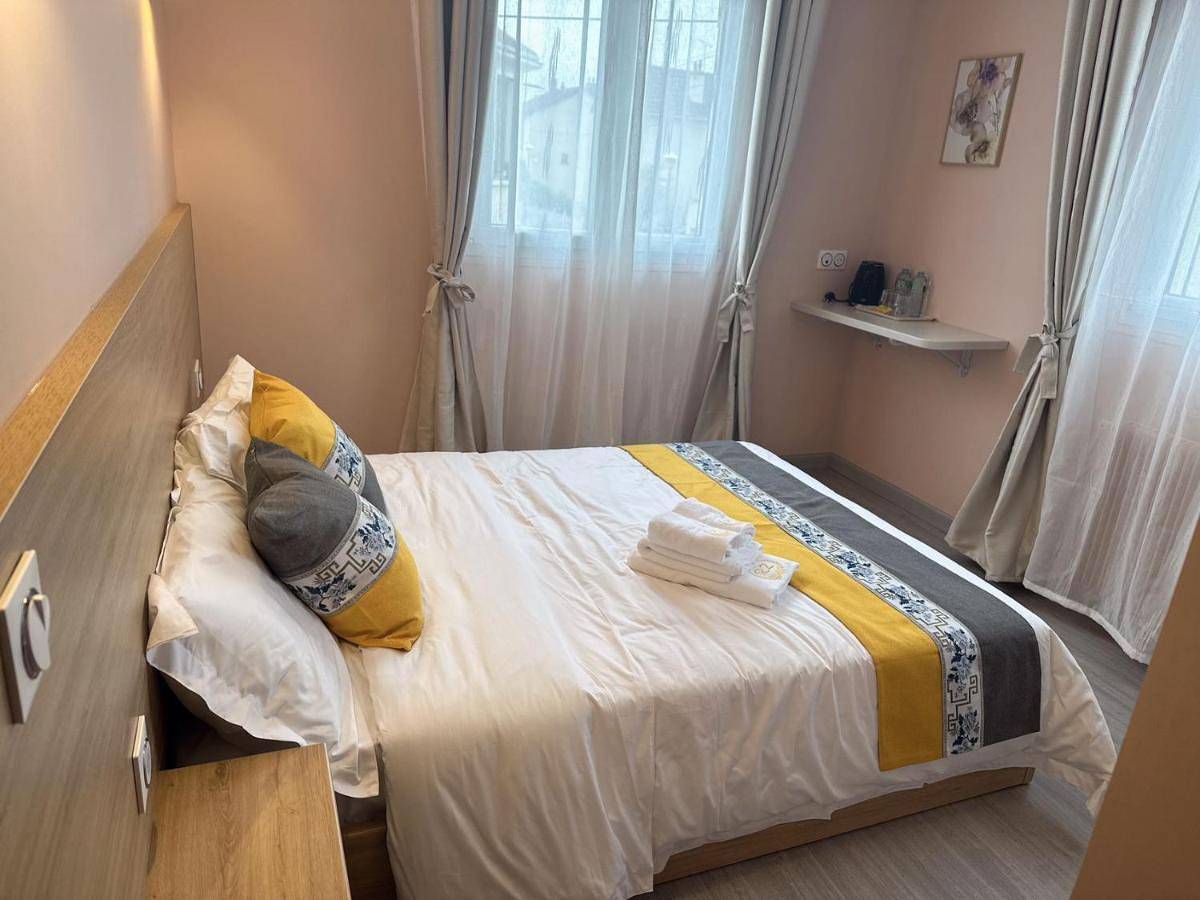 Double Room with Private Bathroom in Bondy, Seine-Saint-Denis