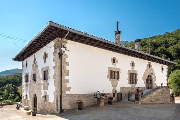 Casa rural para 14 personas, con jardín y vistas, Se admiten mascotas en Araquil