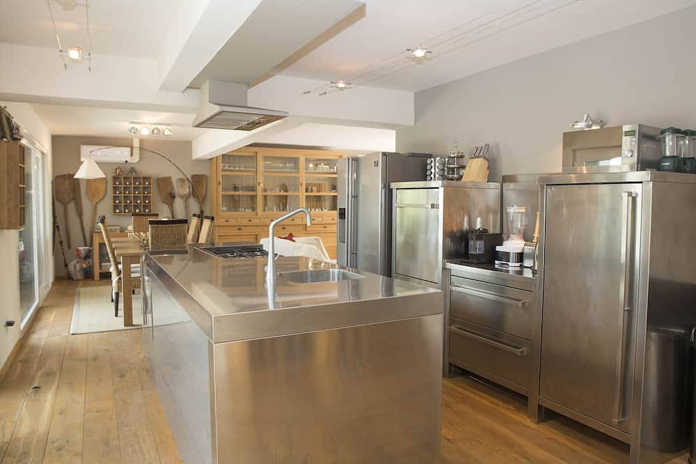 Villa de luxe - privacy totale - plage à 50m  - Piscine chauffée  - 8 chb- 300m2 in San Ciprianu, Lecci