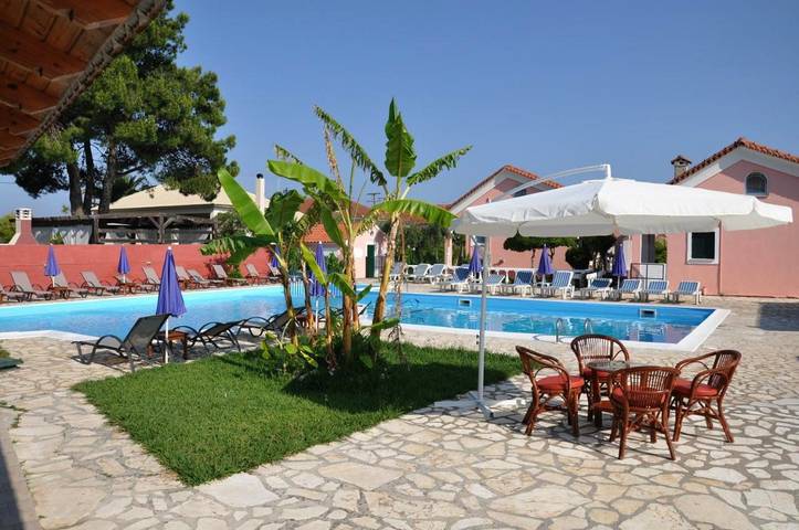 Appart’hôtel pour 3 personnes, avec jardin et bassin pour enfant ainsi que piscine et vue