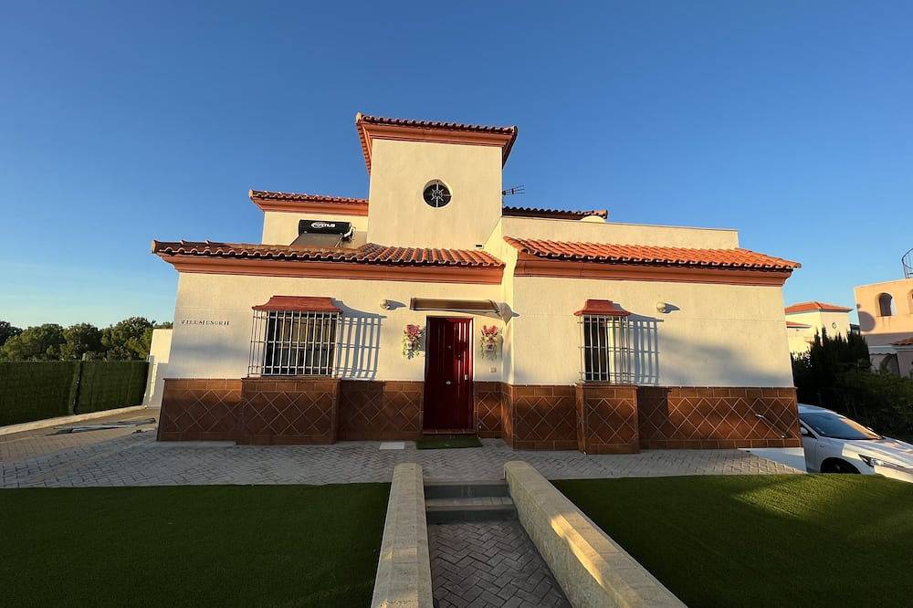 Villa moderna de 5 quartos com grande piscina privada na fronteira espanhola e portuguesa in Urbanizacion Costa Esuri, Ayamonte