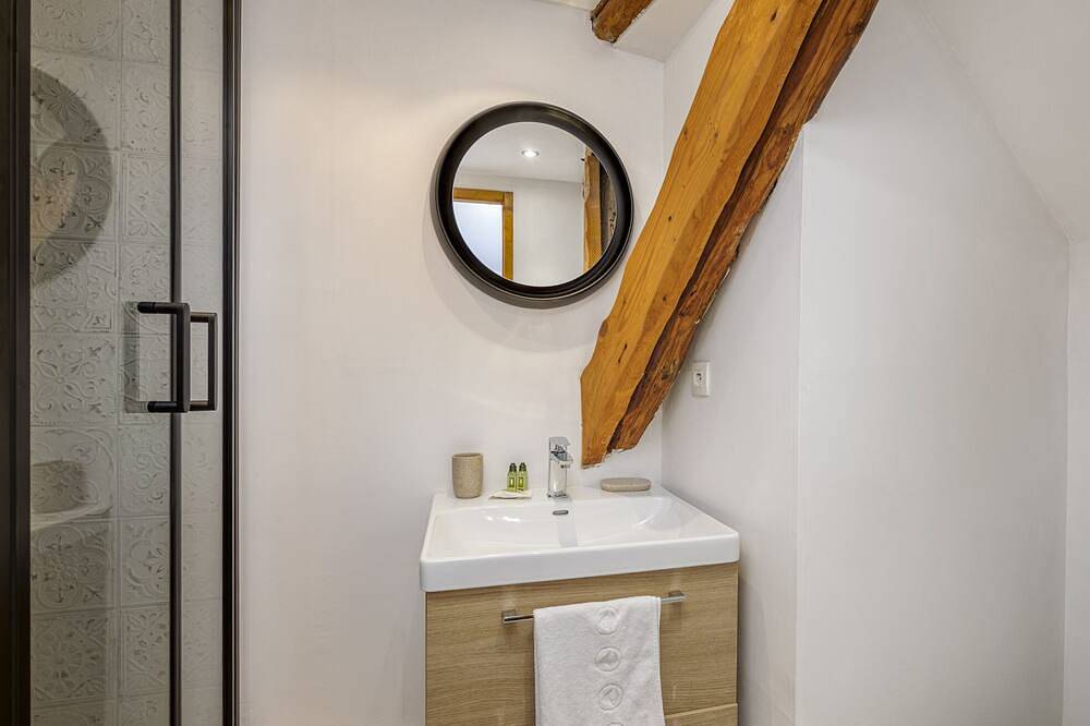 Welcome to Les Volets Azur, a lovely fully renovated village house, ideal for a romantic getaway in the heart of Menthon-Saint-Bernard. Nestled between lake and mountains, this cozy home offers a peaceful and warm atmosphere. in Menthon-Saint-Bernard, Annecy und Umgebung