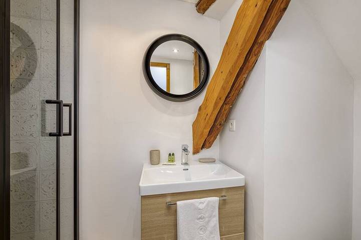 Willkommen bei Les Volets Azur, einem liebevoll komplett renovierten Dorfhaus, ideal für einen romantischen Aufenthalt im Herzen von Menthon-Saint-Bernard. Eingebettet zwischen See und Bergen bietet dieses gemütliche Zuhause eine friedliche und warme Atmo in Menthon-Saint-Bernard, Annecy und Umgebung