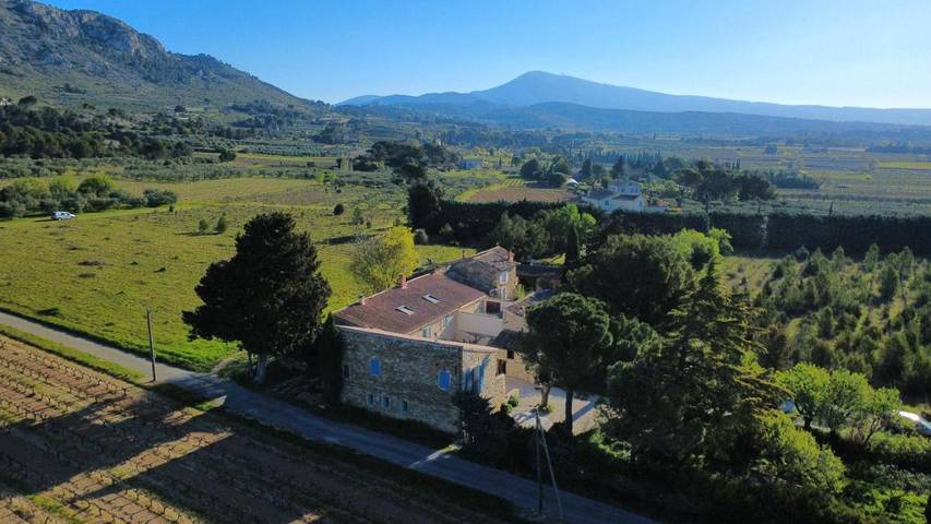Location de vacances pour 2 personnes, avec terrasse ainsi que jardin et vue à Saint-Hippolyte-le-Graveyron