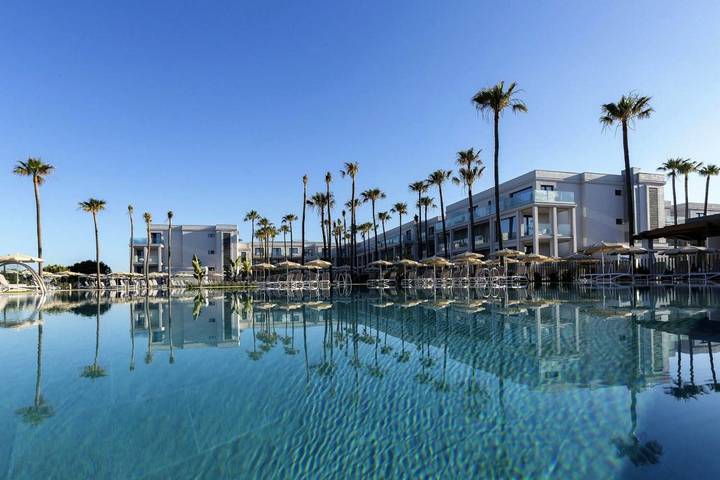 Hôtel pour 3 personnes, avec Balcon et Jacuzzi ainsi que Terrasse et Jardin dans Novo Sancti Petri