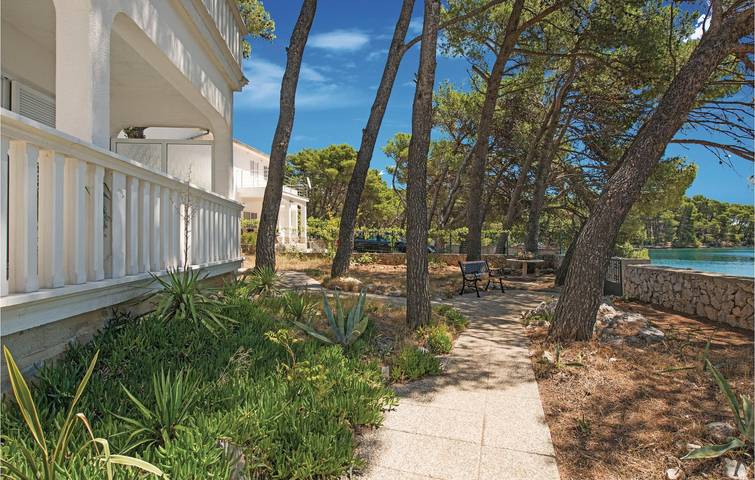 Gemütliche 2-Zimmer-Wohnung mit Terrasse, WLAN und Parkplatz in Strandnähe in Jadrija, Šibenik-Knin