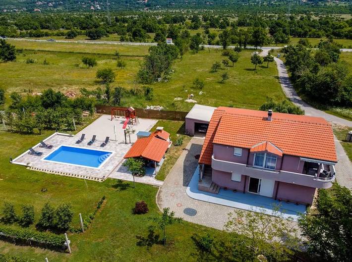 Villa Dola with private pool in Dalmatinisches Zagora