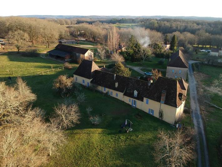 Location de vacances pour 3 personnes, avec Terrasse et Jardin ainsi que Piscine et Vue à Mauzac-et-Grand-Castang