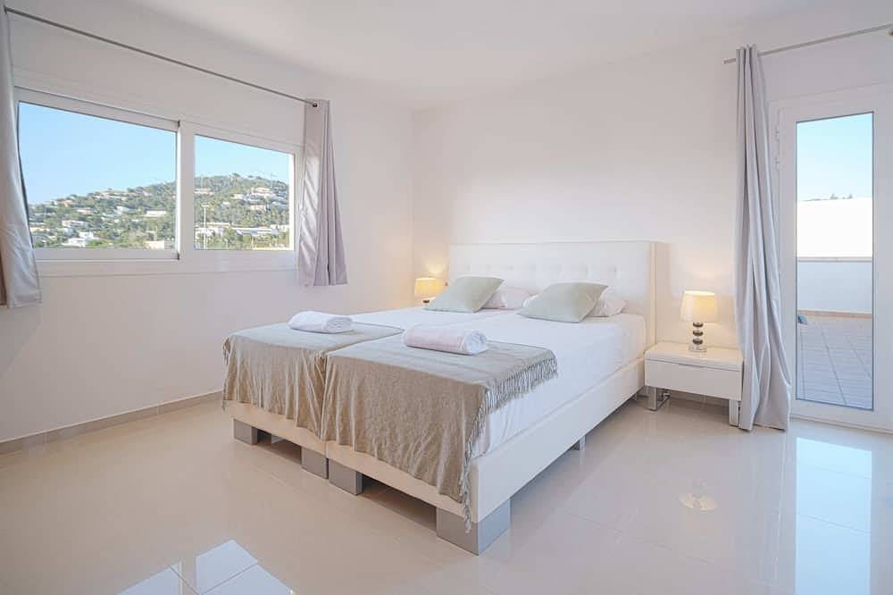 Villa With Pool 2Km From Ibiza Town And Talamanca Beach in Cap Martinet, Santa Eulària des Riu