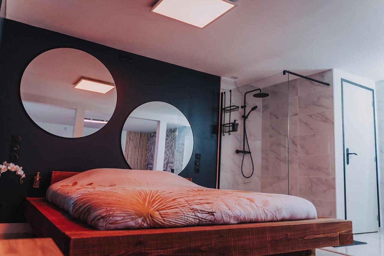 Love Room - La Villa Monroe - Un écrin de volupté épicée in Le Vézier, Marne