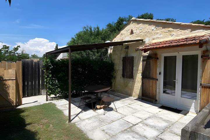Gîte pour 4 personnes, avec terrasse ainsi que jardin et piscine