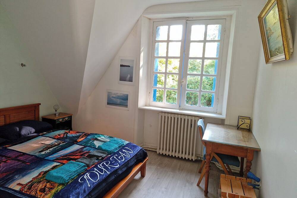 Large house on wooded grounds, close to the sea, private tennis court; piano in Plourin-lès-Morlaix, Región de Morlaix