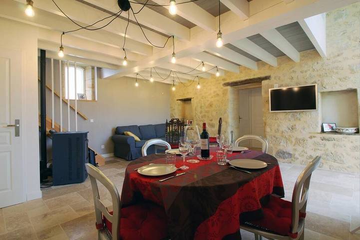 Location de vacances pour 4 personnes, avec piscine et jardin à Puisseguin