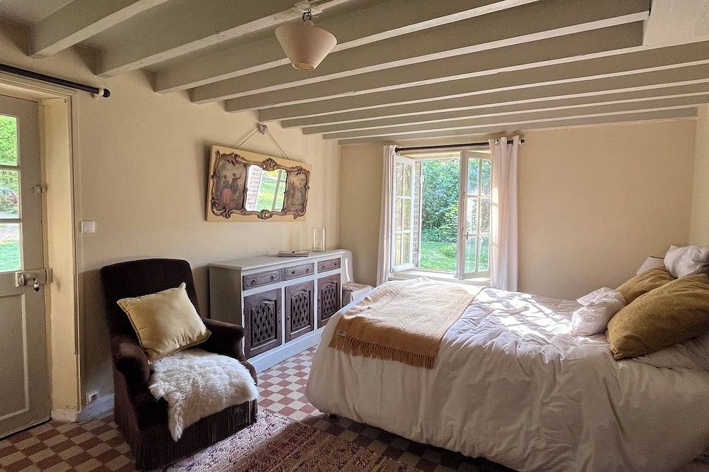 Country house in the heart of a forest offering peace and quiet, 50 minutes from Paris in Fains, Évreux region