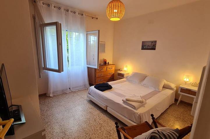 Très Jolie Maison Idéale Pour Famille à 100m de la Mer, 700m des Plages in Torredembarra, Costa Dorada