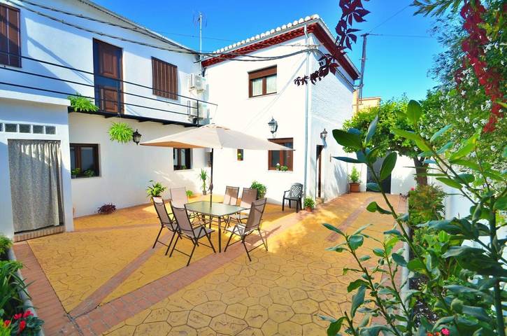 Villa voor 9 personen, with Balkon and Whirlpool as well as Terras and Tuin in Granada