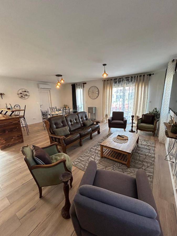 Gîte pour 8 personnes, avec Terrasse ainsi que Jardin et Vue à Limoges