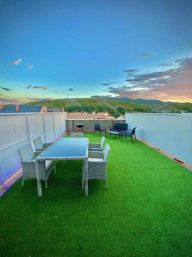 Apartamento para 6 personas, con Terraza y Jardín además de Piscina y Vistas en Sabiñánigo