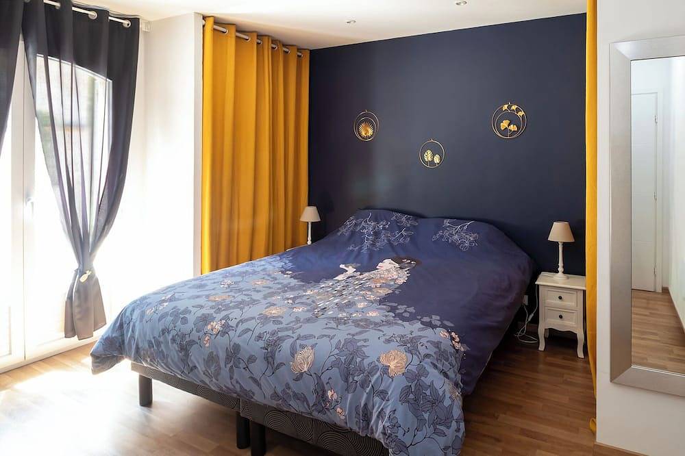 Villa la salamandre sleeps 10. Quiet, swimming pool, bowling green and private parking lot in La Verdière, Brignoles Region