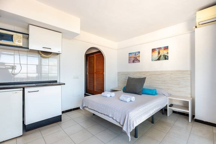 Apartamento entero, Apartamento 'Estudio Mirada 307' con vistas al lago, Wi-Fi y aire acondicionado in Es Pujols, Formentera