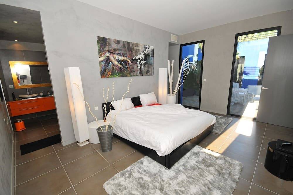 Architektenvilla mit nicht einsehbarem Innenhof auf 4000m2 Grundstück. in Marsillargues, Côte d'Améthyste