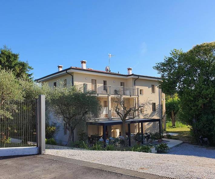 Hôtel pour 3 personnes, avec Balcon ainsi que Terrasse et Jardin à Lazise