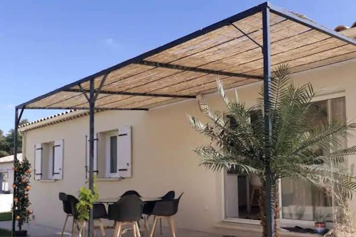 Location de vacances pour 6 personnes, avec vue et piscine ainsi que terrasse et jardin à Beaumettes - 4