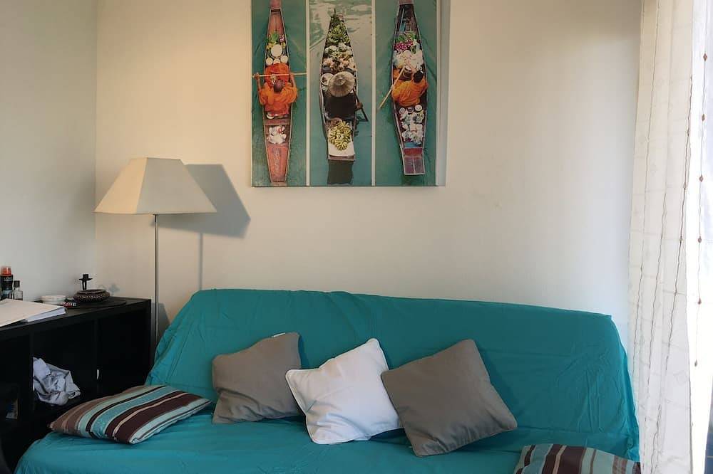 Hel lejlighed, Heart of Juan, pinewood, beaches, Studio bright cabin .superbe location. in Juan-les-Pins, Antibes
