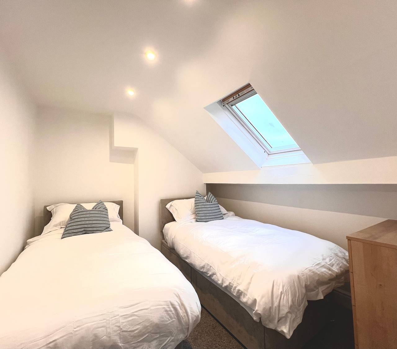4 Bed House Sleeps 8 - Garden, Pets, Near Beach in Llandudno, Conwy region