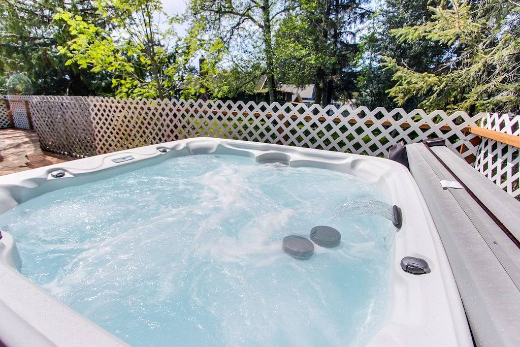 Gemütliches Zuhause w / privaten Whirlpool, in der Nähe von Ridge Trail und Golf! in Gearhart, Clatsop County