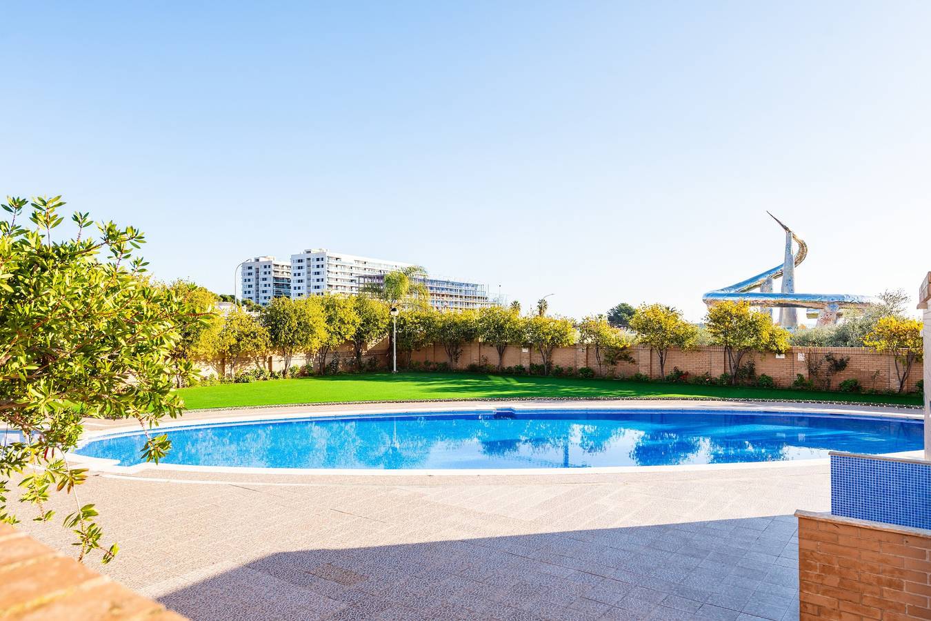 Apartamento entero, Alojamiento en Playa de Marina d'Or con vistas a la montaña, piscina y Wi-Fi in Marina d'Or, Oropesa del Mar