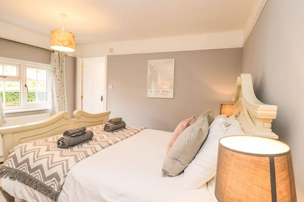 The Stable House, pet friendly, with hot tub in Sherborne in Dorset