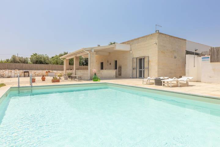 Casa vacanza per 4 persone, con terrazza e giardino nonchĂŠ panorama a Carovigno