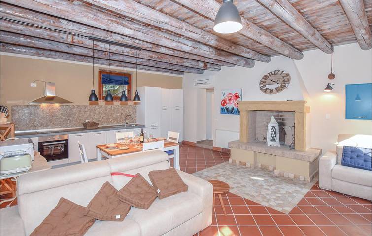 Gemütliches 2km Monzambano Apartment mit Parkplatz & WiFi in Monzambano, Mantua Provinz