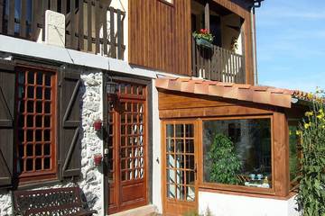 Gîte pour 6 personnes, avec piscine et balcon ainsi que jardin et jacuzzi à Sacoué